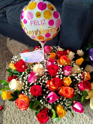 40 Rosas colores en base  de cristal y globo R88