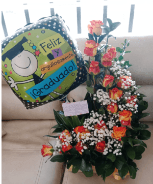 Arreglo para grado rosas y globo R163