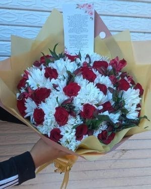 Bouquet X24 Rosas y Flores blancas (Margaritas, pompones, chirozas), en Papel Coreano R176
