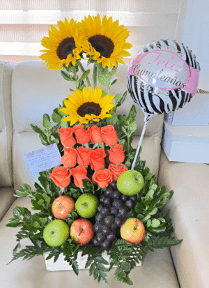 Caja de frutas girasoles, rosas y globo R182